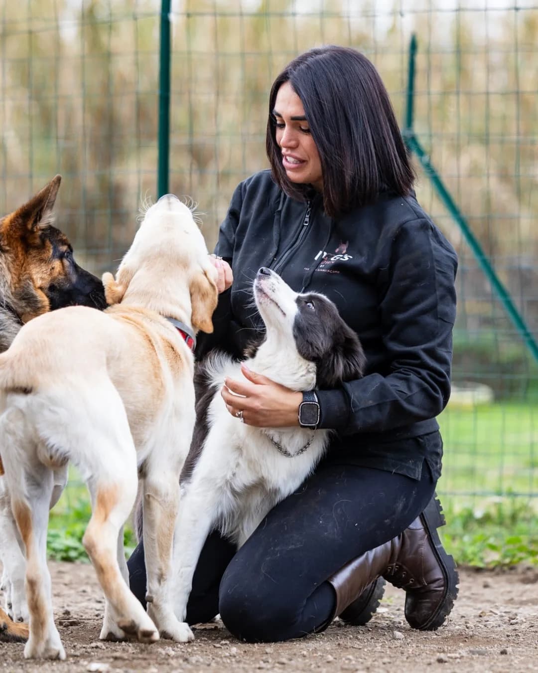 Federica al campo con un border collie in braccio