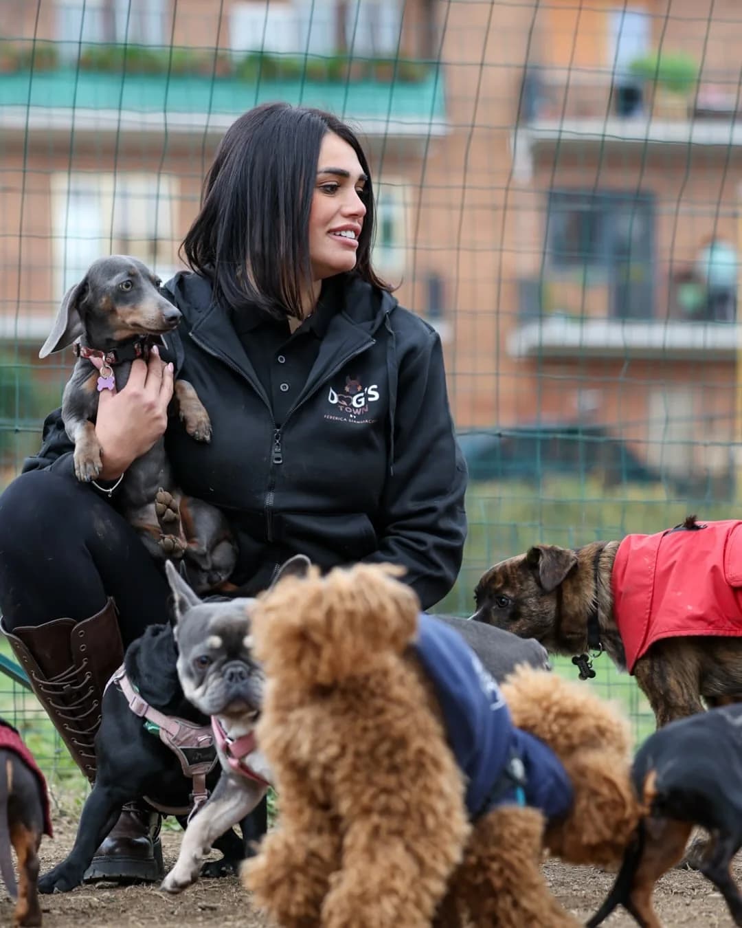 Federica con un gruppo di cani piccoli al centro