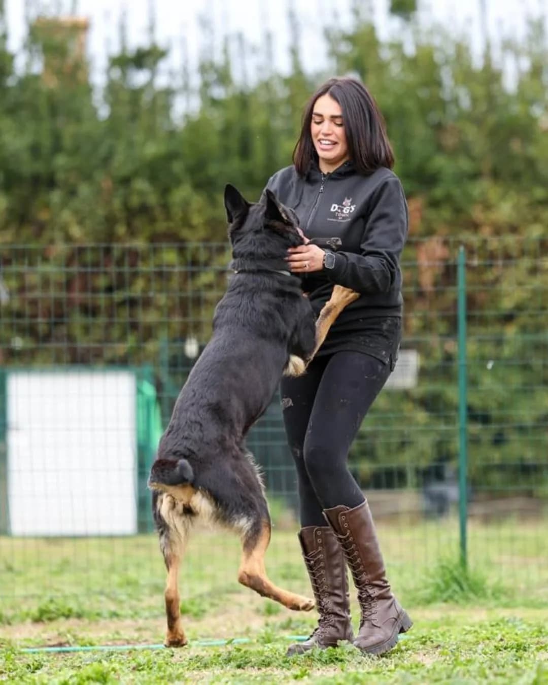 Federica gioca con un pastore tedesco al campo